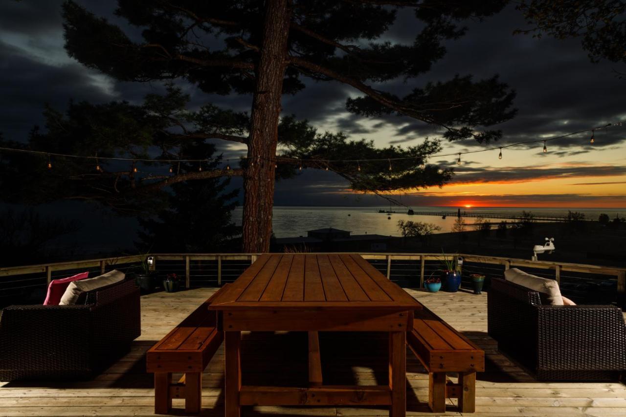Looking Glass Beachfront Inn Grand Haven Exterior photo