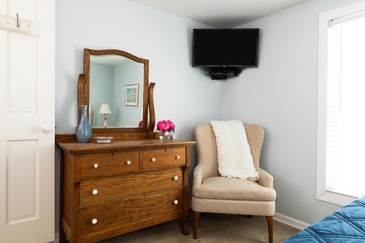 Looking Glass Beachfront Inn Grand Haven Exterior photo